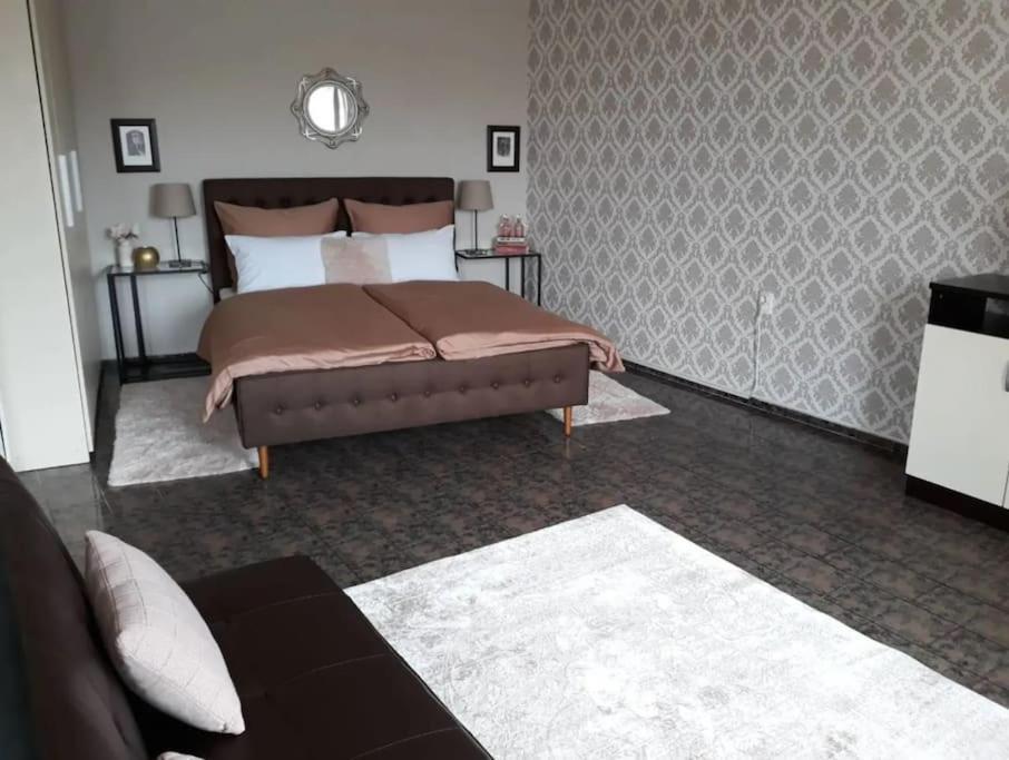 Apartment 5min To *